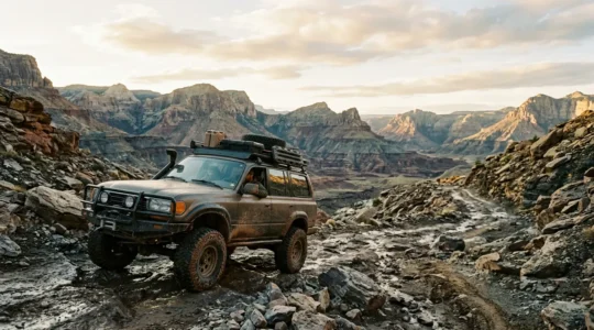 Véhicule tout-terrain lourdement modifié sur terrain accidenté illustrant les risques d'assurance
