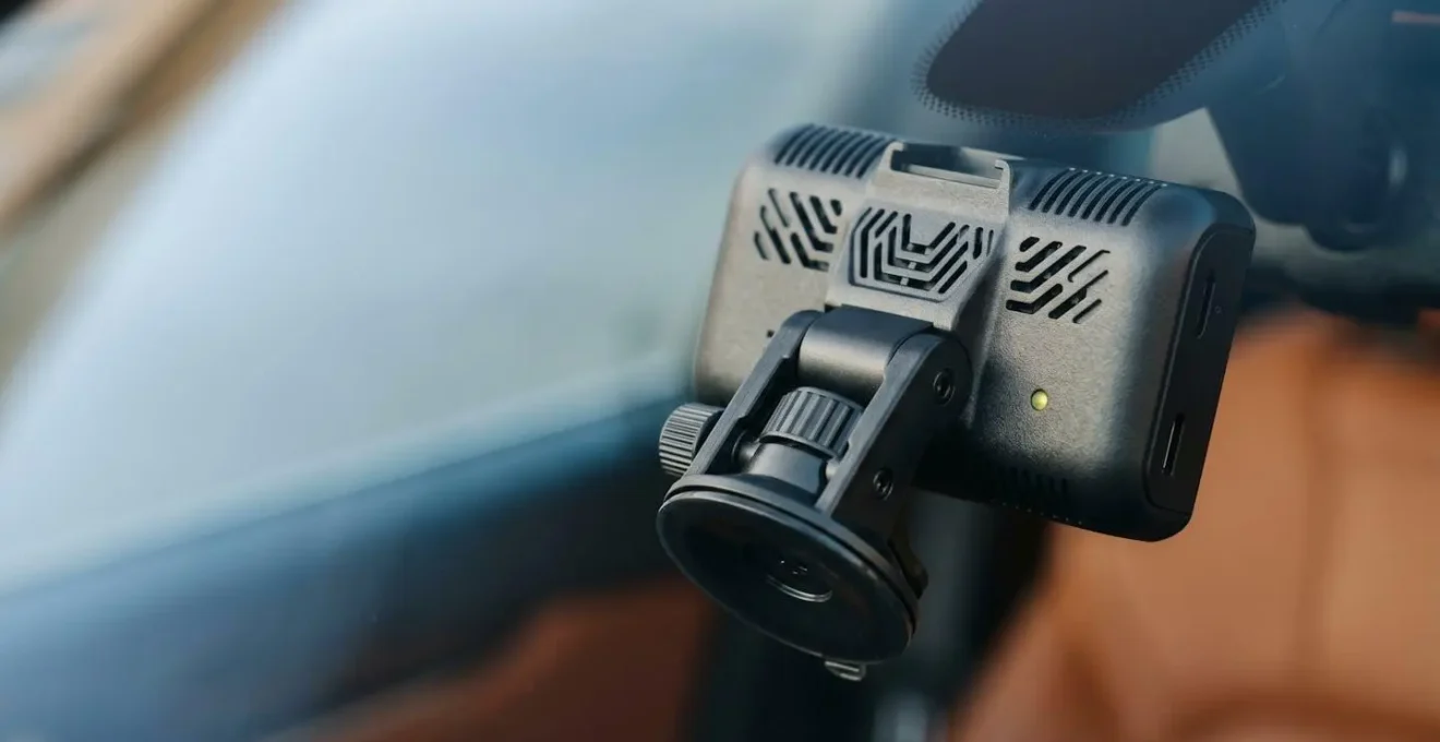 Installation d'une caméra dashcam sur le pare-brise près du rétroviseur