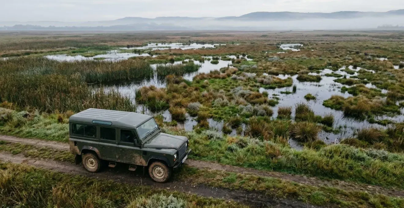 Véhicule tout-terrain sur chemin naturel avec environnement protégé en arrière-plan