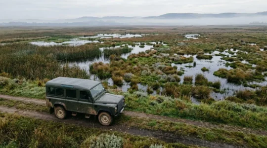Véhicule tout-terrain sur chemin naturel avec environnement protégé en arrière-plan