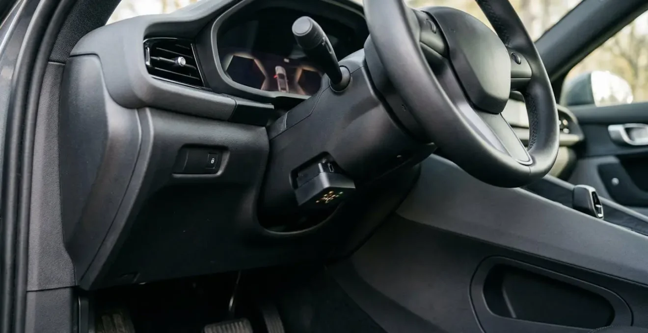 Dispositif de télématique connecté installé dans un véhicule moderne pour réduire la prime d'assurance jeune conducteur