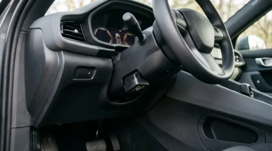 Dispositif de télématique connecté installé dans un véhicule moderne pour réduire la prime d'assurance jeune conducteur