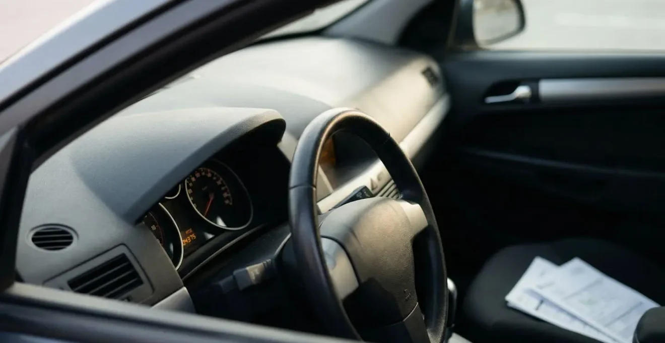 Tableau de bord automobile avec compteur kilométrique et documents d'assurance